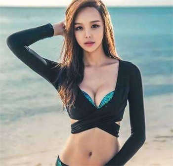 一男一女在房子里打扑克
