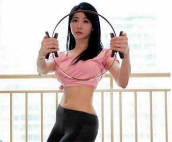 俩人做运动奶一抖一抖的