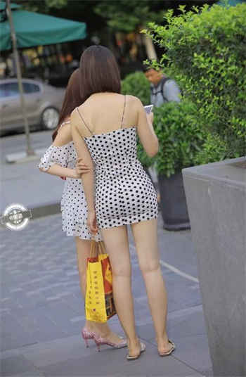 只穿围裙里面是光的图片