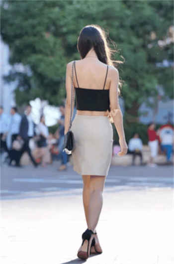 小悦穿舞蹈服憋尿