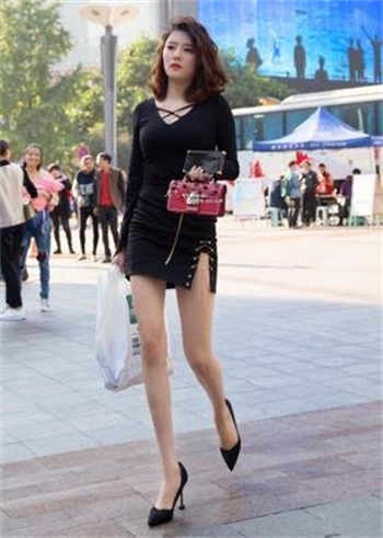 吉娜挺胸的那一刻我服了