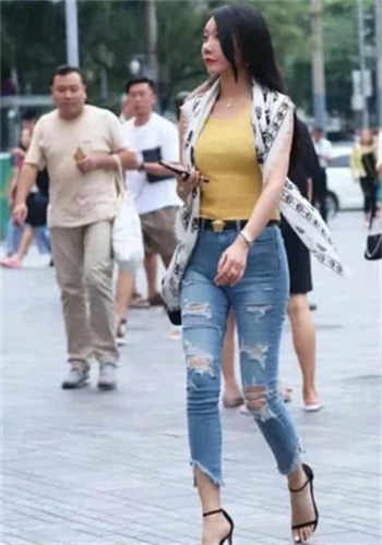 塔塔米上的家庭主妇
