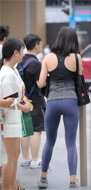 刘梦喝奶茶图片
